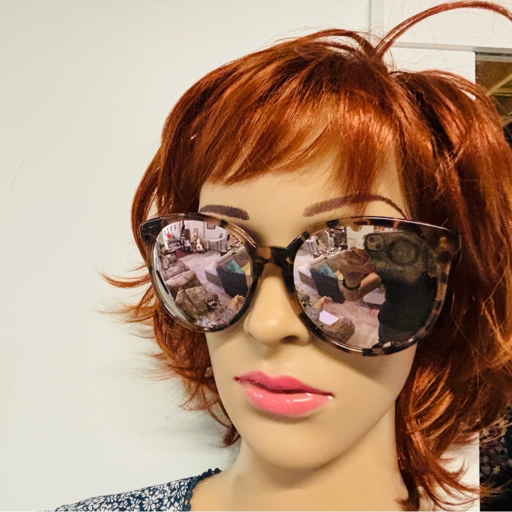 ❤️Make A Difference Cosmo Sunglasses w/ Case - Picture 6 of 9